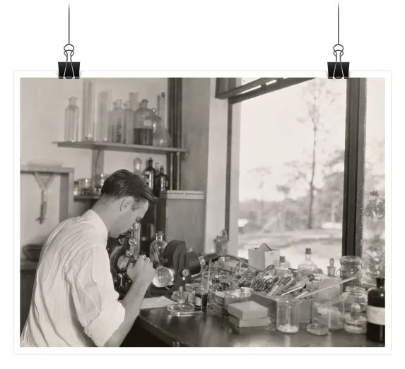 Mann in Labor Polaroid Schwarz Weiss